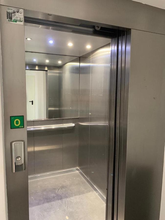 -Malagasunapts- Modern Citycentre Pool&Parking מראה חיצוני תמונה