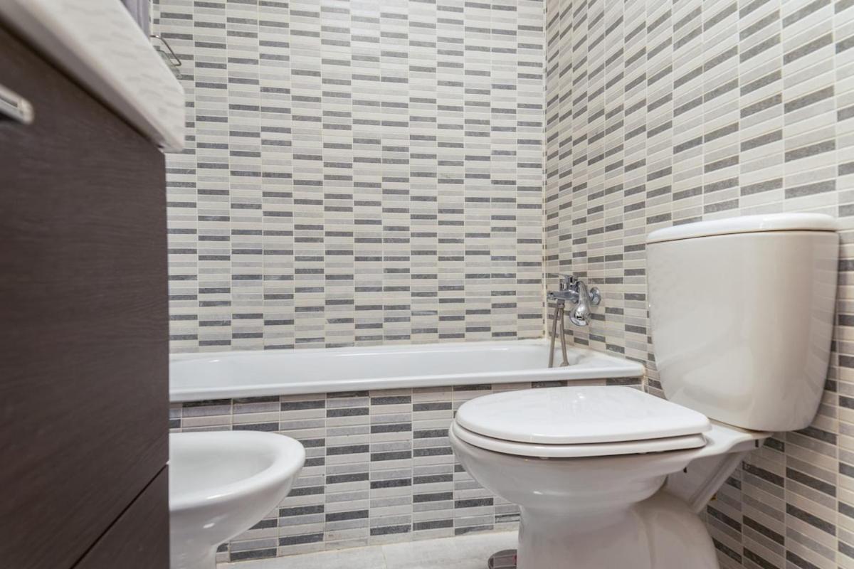 -Malagasunapts- Modern Citycentre Pool&Parking מראה חיצוני תמונה