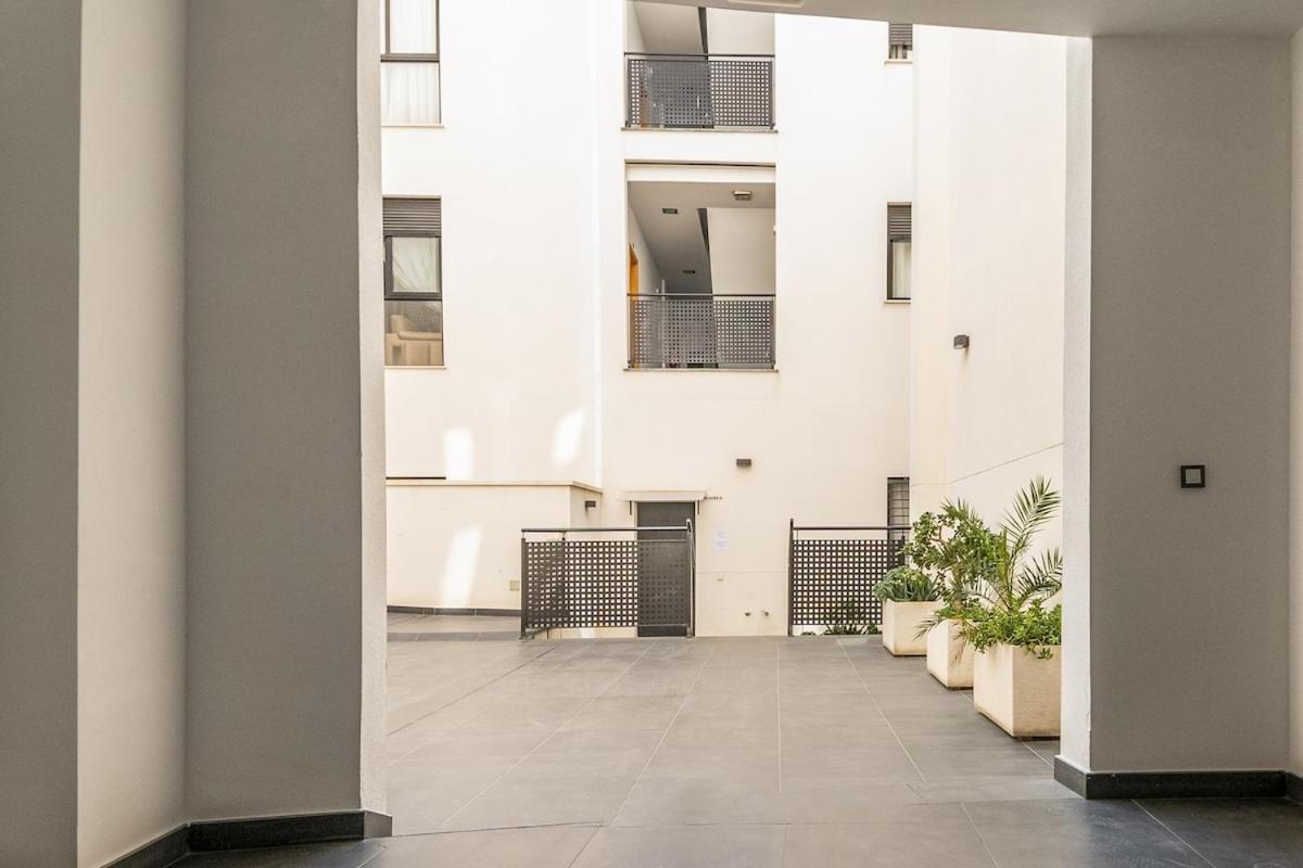 -Malagasunapts- Modern Citycentre Pool&Parking מראה חיצוני תמונה