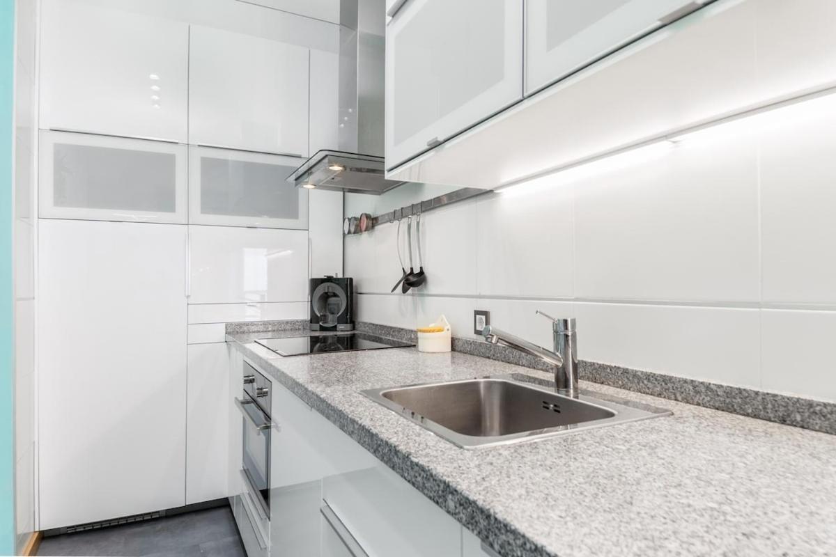 -Malagasunapts- Modern Citycentre Pool&Parking מראה חיצוני תמונה